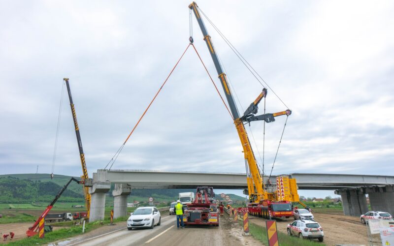 Asocierea Strabag, Geiger, Deme a instalat toate grinzile peste Drumul European E60 la Autostrada Transilvania (A3) dintre județele Cluj și Mureș, în localitatea Hădăreni, relatează Marton Kodok, membru al Asociației Pro Infrastructură (API).