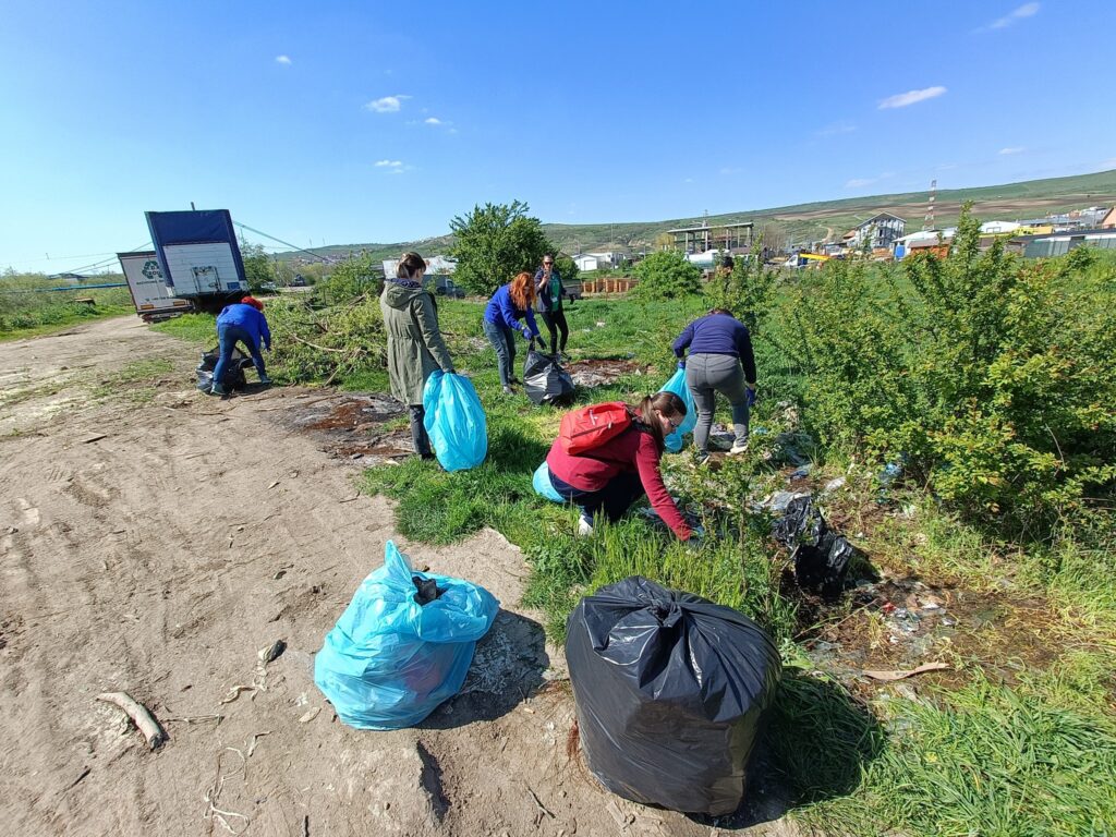 Personalul companiei Emerson Cluj s-a implicat în ecologizarea Someșului Mic în cadrul unei acțiuni care a avut loc în aval de Podul Colectiviștilor, a anunțat Administrația Bazinală de Apă Someș-Tisa (ABAST).