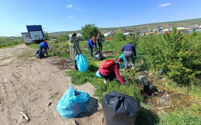 Personalul companiei Emerson Cluj s-a implicat în ecologizarea Someșului Mic în cadrul unei acțiuni care a avut loc în aval de Podul Colectiviștilor, a anunțat Administrația Bazinală de Apă Someș-Tisa (ABAST).