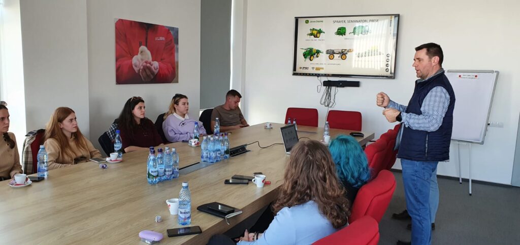 “Studenții Agro Consulting Club (ACC) au avut oportunitatea de a se întâlni și de a discuta cu reprezentanții companiei John Deere, IPSO Agricultură, de la care au reușit să “fure” informații importante pentru proiectul din acest an.