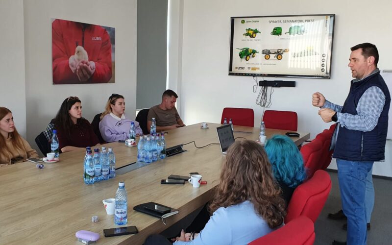 “Studenții Agro Consulting Club (ACC) au avut oportunitatea de a se întâlni și de a discuta cu reprezentanții companiei John Deere, IPSO Agricultură, de la care au reușit să “fure” informații importante pentru proiectul din acest an.