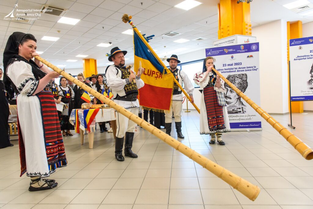 Eveniment comemorativ la 10 ani de când Aeroportul Internaţional Cluj poartă numele marelui erou naţional Avram Iancu Aeroportul Internațional Avram Iancu Cluj a marcat astăzi un eveniment comemorativ, dedicat personalității istorice, a celui ce a fost Avram Iancu.