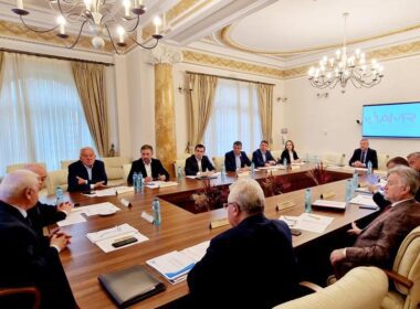 La sediul Asociaţiei Municipiilor din România (AMR) a avut loc o întâlnire de lucru a primarilor din AMR cu reprezentanți ai Ministerului Dezvoltării, Lucrărilor Publice și Administrației (MDLPA).