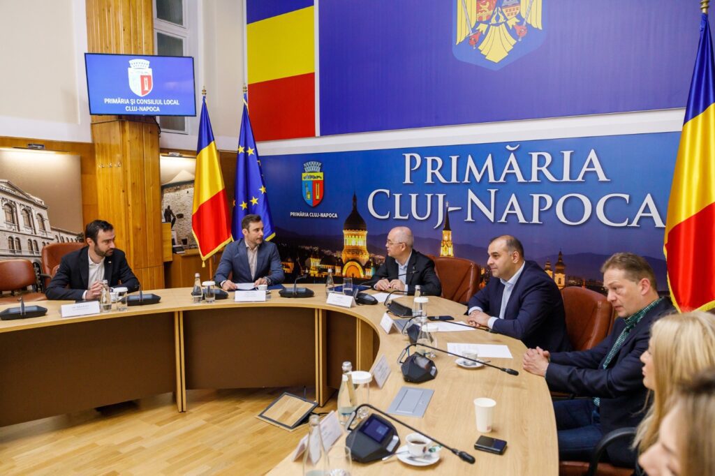 Primarul clujean Emil Boc a parafat contractul de proiectare pentru modernizarea Liceului Lucian Blaga (LLB) din Cluj-Napoca și a străzilor adiacente, în valoare de 3,5 milioane de lei, fără taxa pe valoarea adăugată (TVA). 