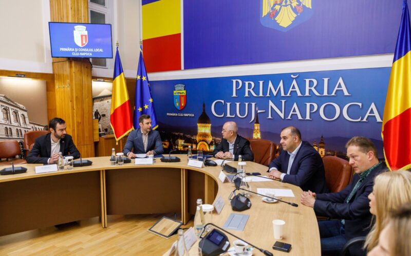 Primarul clujean Emil Boc a parafat contractul de proiectare pentru modernizarea Liceului Lucian Blaga (LLB) din Cluj-Napoca și a străzilor adiacente, în valoare de 3,5 milioane de lei, fără taxa pe valoarea adăugată (TVA). 