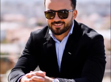 E o vorbă care zice: cumpără proprietăți când vremurile sunt grele. În imobiliare, chiar și când piața e jos, cineva va dori să vândă.
