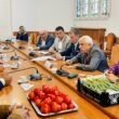 Producătorii agricoli au participat la o discuție cu ministrul agriculturii, Petre Daea, și cu conducerea Casei de Comerț Unirea (CCU) pentru a pune la punct detaliile în vederea începerii preluării de legume și a le pune la dispoziția consumatorilor.