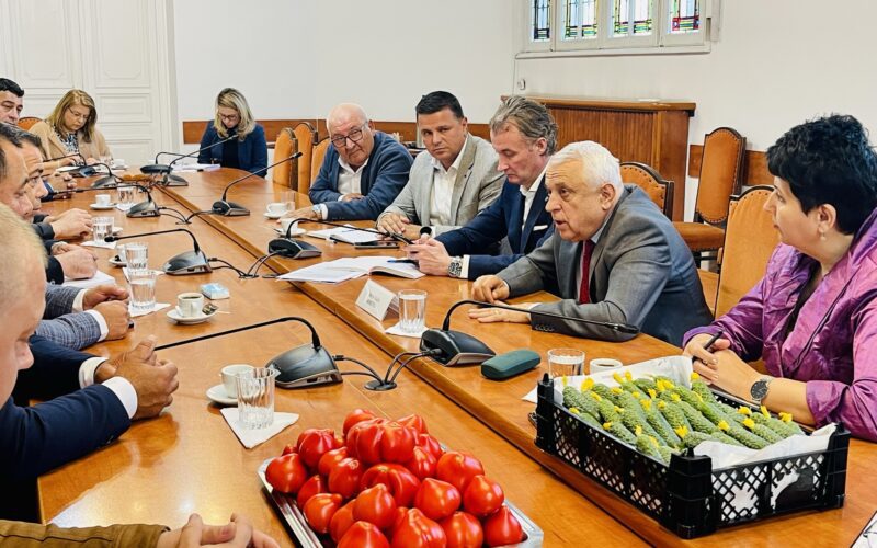 Producătorii agricoli au participat la o discuție cu ministrul agriculturii, Petre Daea, și cu conducerea Casei de Comerț Unirea (CCU) pentru a pune la punct detaliile în vederea începerii preluării de legume și a le pune la dispoziția consumatorilor.