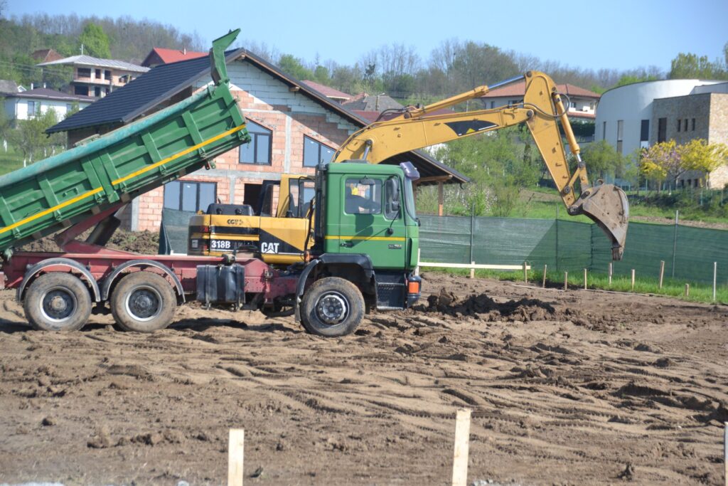 Au început lucrările de construcție sala din comuna maramureșeană Fărcașa. Noua sală de sport, cu 180 de locuri pe scaune,