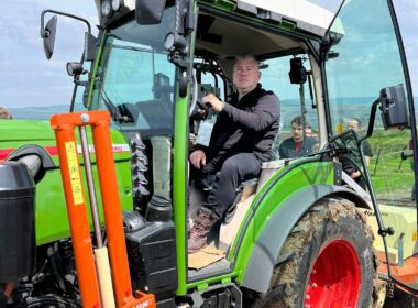 Reprezentanții companiei MEWI au prezentat studenților tractorul viticol marca FENDT 210 Vario 100 de ultimă generație, echipat cu VPA Vineyard Pilot Assistant - Braun VPA și utilaje destinate prelucrării solului în plantațiile viticole.