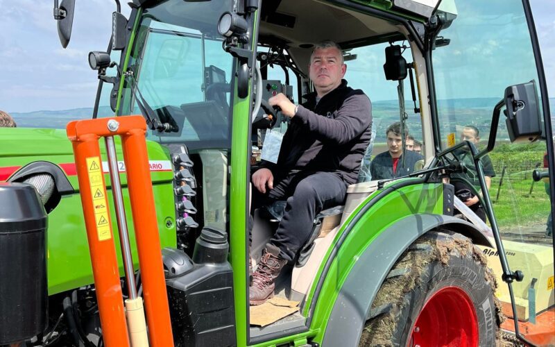 Reprezentanții companiei MEWI au prezentat studenților tractorul viticol marca FENDT 210 Vario 100 de ultimă generație, echipat cu VPA Vineyard Pilot Assistant - Braun VPA și utilaje destinate prelucrării solului în plantațiile viticole.