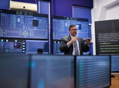 Compania Nuclearelectrica și UPB au anunțat lansarea primului Centru de Explorare a Energiei NuScale (E2), care găzduiește simulatorul camerei de comandă pentru centrala cu reactoare modulare mici VOYGRTM NuScale.