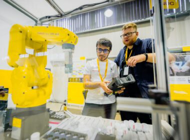 FANUC și WorldSkills au demarat o olimpiadă de integrare de roboți industriali Doi studenți din Cluj-Napoca vor reprezenta România la Olimpiada Europeană de Meserii EuroSkills 2023, secțiunea integrare de sisteme de roboți. FANUC și WorldSkills România au organizat prima ediție a Olimpiadei Naționale FANUC WorldSkills de Integrare de Roboți Industriali pentru tinerii români. Patru echipe de studenți de la universitățile tehnice din țară au concurat la Cluj-Napoca în 26-27 aprilie. Echipa câștigătoare va reprezenta România la categoria integrare de sisteme de roboți în cadrul Olimpiadei Europene de Meserii EuroSkills Gdansk 2023, organizate în Polonia, în septembrie. Începutul anului a fost unul solicitant pentru studenții departamentelor de robotică din cadrul a patru instituții e învățământ superior: Universitatea Tehnică Lucian Blaga din Sibiu, Universitatea Tehnică Gheorghe Asachi din Iași, Universitatea Politehnică din București și Universitatea Tehnică din Cluj-Napoca. Ei au participat la cursuri și probe de preselecție în vederea calificării la prima ediție a Olimpiadei Naționale FANUC WorldSkills de Integrare de Roboți Industriali, organizată în România în primăvară, la sediul FANUC România, de lângă Cluj-Napoca. Cele patru echipe finaliste, alcătuite fiecare din câte doi studenți și un cadru didactic îndrumător, s-au întrecut timp de două zile, în patru probe de concurs, desfășurate exclusiv în limba engleză, în a-și demonstra abilitățile și cunoștințele de programare și utilizare a roboților industriali. Concursul, organizat în parteneriat de câtre FANUC România și Fundația WorldSkills România, are ca obiectiv pe termen lung aprofundarea cunoștințelor, abilităților și experienței practice ale studenților din universitățile tehnice românești în programarea și integrarea roboților industriali în perspectiva dezvoltării unei cariere profesionale într-un domeniu de foarte mare actualitate. Echipa câștigătoare va fi înscrisă ca reprezentantă din partea României la proba de integrare de sisteme de roboți de la EuroSkills Gdansk 2023. Membrii echipei câștigătoare sunt studenți în anul IV la Universitatea Tehnică din Cluj-Napoca (UTCN), Facultatea de Inginerie Industrială, Robotică și Managementul Producției. ,,Sarcina principală de lucru din cadrul compeției era un proces preluat din industrie. Așadar, a implicat toate detaliile tehnice precum electronică, modelare layout în RoboGuide, programare, instalarea echipamentelor și altele. A fost o experință foarte bună, fiindcă am avut ocazia să punem în practică ceea ce am studiat la facultate. Fiindcă exercițiul pricipal al compentiției a fost unul realist și ne-am aflat permanent sub presiunea timpului, consider că ne va ajuta enorm de mult în cariera noastră de roboticieni”, a spus Kántor Jozsue, membru al echipei câștigătoare. ,,Cel mai dificil a fost să lucrăm după standardele europene, enorm de stricte din toate punctele de vedere. Multitudinea de cerințe a generat o colaborare bună între noi. Fără lucrul în echipă nu am fi reușit o asemenea performanță”. a menționat Krasznai Györk Attila, celălalt membru al echipei câștigătoare. Aflându-se la prima ediție, experții români și organizatorii au primit sprijinul expertului britanic de origine română în integrare de sisteme de roboți Karla Kosch. Ea a participat la Olimpiadă în calitate de președinte al juriului. ,,Prima Olimpiada Națională de Integrare de Roboți Industriali desfășurată la Cluj-Napoca a dezvăluit talente din patru mari universități. Munca depusă cu dedicație de echipele de studenți din Cluj, București, Sibiu și Iași a fost cu atât mai evidentă cu cât concursul a fost susținut în limba engleză. E un pas îndrăzneț și lăudabil care aduce România cu un pas mai aproape de competițiile internaționale. Felicitări organizatorilor - FANUC România și WorldSkills România - pentru această inițiativă unica și mult succes la EuroSkills Gdansk în septembrie 2023”, a spus Karla Kosch, lector în inginerie la Northern Regional College, Irlanda de Nord. În timp ce automatizarea industrială și robotizarea au devenit soluții preferate de producătorii industriali pentru sporirea competitivității și a performanței, multe companii se confruntă cu o criză a lucrătorilor calificați. Prin astfel de parteneriate și implicarea în proiecte educaționale, FANUC oferă oportunități noilor generații în a învăța tot mai mult și a se specializa în domeniile de interes. Corporația FANUC este unul dintre liderii mondiali în automatizarea fabricilor pentru sisteme de control CNC, roboți și mașini de producție (Robodrill, Robocut și Roboshot). Din 1956, este pionier în dezvoltarea mașinilor cu comandă numerică în industria automatizării. Cu 266 de locații FANUC în întreaga lume și 8.000 de angajați, FANUC oferă o rețea densă de vânzări, suport tehnic, cercetare și dezvoltare, logistică și servicii pentru clienți. FANUC România este subsidiara locală a organizației FANUC și are sediul principal în Cluj-Napoca. Din 2018, FANUC, în calitate de producător de top de roboți industriali, a devenit partener global al WorldSkills International și facilitator în organizarea competițiilor naționale, europene și mondiale dedicate tinerilor integratori de roboți industriali. Organizația WorldSkills este recunoscută pentru contribuția sa de decenii în promovarea meseriilor în rândul tinerilor prin competiții organizate în întreaga lume. Misiunea sa globală este direcționată înspre trei zone de interes. Ele sunt să inspire tinerii în a-și urma pasiunea în viață; să dezvolte meserii prin specializări și concursuri standardizate; să atragă reprezentanți ai industriilor, organizațiilor guvernamentale și mediului academic pentru susținerea tinerilor. WorldSkills România susține performanța profesională în rândul tinerilor români prin afirmarea excelenței în domeniul profesional, crearea de experiențe de învățare relevante în diverse domenii profesionale, facilitarea colaborării cu organizații cheie din domeniile respective.