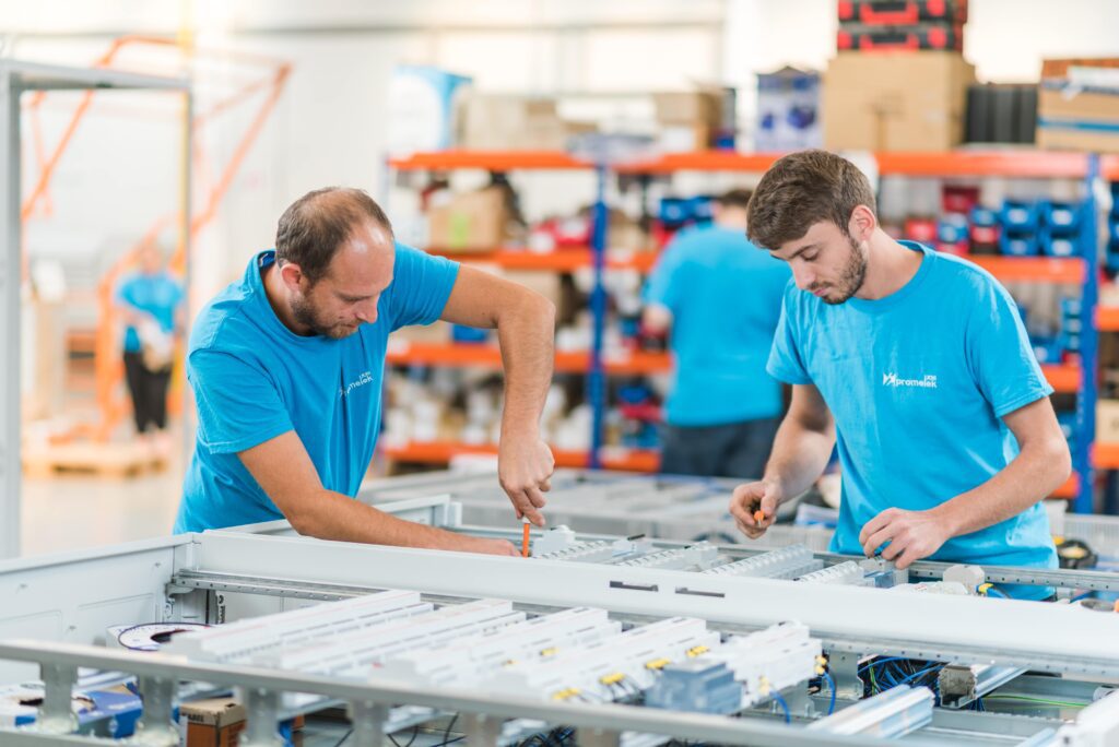 Promelek XXI a demarat un proces de investiții pentru dezvoltarea liniei de business dedicată producției și echipării de tablouri electrice de automatizare pentru liniile și utilajele de producție și previzionează că, în următorii trei ani, acest segment va reprezenta 15% din business-ul total. 