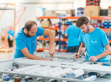 Promelek XXI a demarat un proces de investiții pentru dezvoltarea liniei de business dedicată producției și echipării de tablouri electrice de automatizare pentru liniile și utilajele de producție și previzionează că, în următorii trei ani, acest segment va reprezenta 15% din business-ul total. 