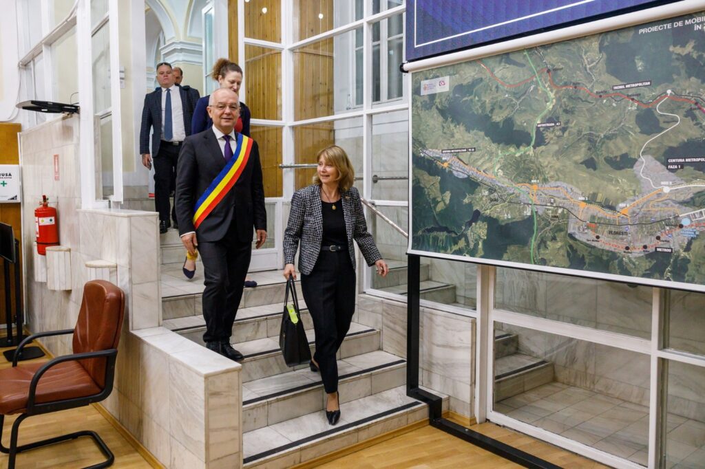 Primarul Emil Boc a avut o întrevedere cu ambasadoarea Statelor Unite ale Americii (SUA) în România, Kathleen Ann Kavalec, în sala de sticlă a Primăriei Cluj-Napoca.
