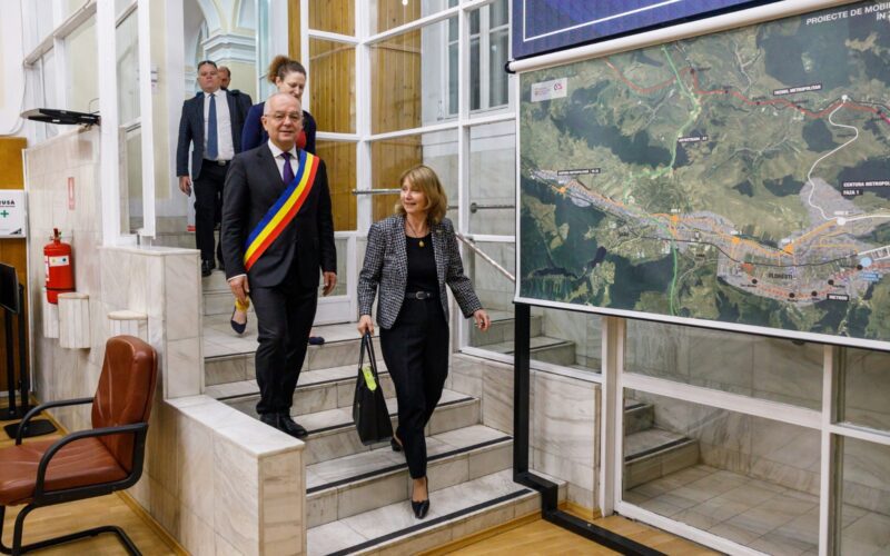 Primarul Emil Boc a avut o întrevedere cu ambasadoarea Statelor Unite ale Americii (SUA) în România, Kathleen Ann Kavalec, în sala de sticlă a Primăriei Cluj-Napoca.