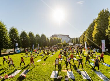 Timp de două zile, în Iulius Parc, va avea loc Wanderlust 108, un concept care le propune clujenilor sesiuni de fitness, yoga și meditație în aer liber, alături de practicanți de yoga din toată lumea.