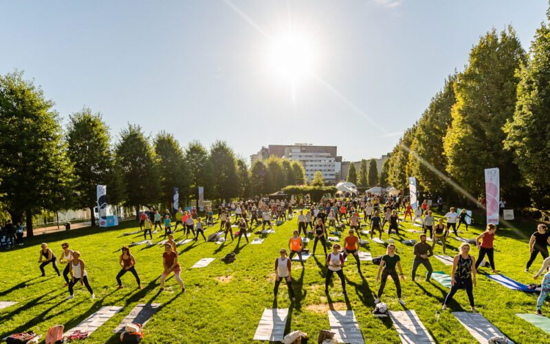 Timp de două zile, în Iulius Parc, va avea loc Wanderlust 108, un concept care le propune clujenilor sesiuni de fitness, yoga și meditație în aer liber, alături de practicanți de yoga din toată lumea.