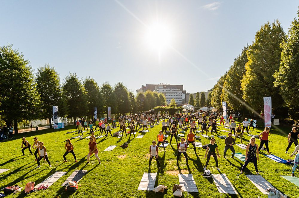 Timp de două zile, în Iulius Parc, va avea loc Wanderlust 108, un concept care le propune clujenilor sesiuni de fitness, yoga și meditație în aer liber, alături de practicanți de yoga din toată lumea.