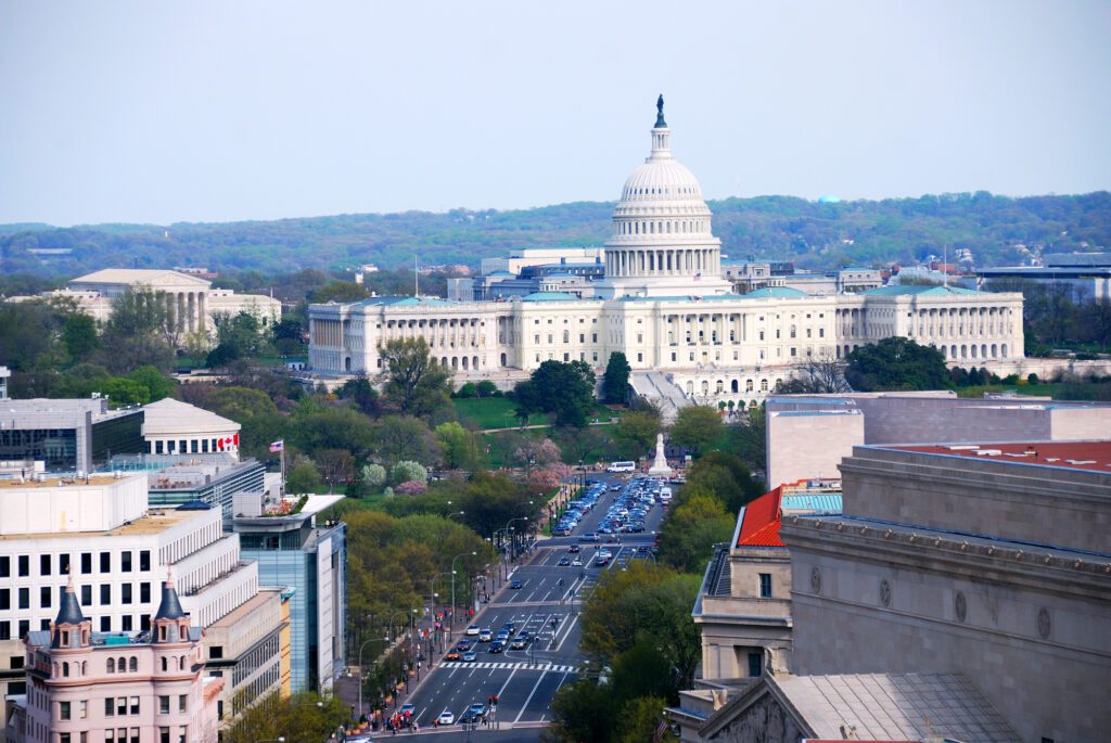 Compania de dezvoltare de software OVES Enterprise Cluj are un birou în Washington DC, investiția fiind de 250.000 de euro (cheltuieli cu documente și taxe locale, chiria spațiului în primul an).