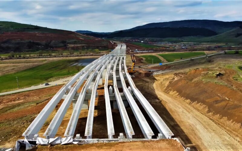 Pe Autostrada Transilvania (A3) consorțiul Spedition UMB, controlat de omul de afaceri Dorinel Umbrărescu, acționează cu aproape 900 de oameni pe porțiunea dintre Nădășelu și Poarta Sălajului