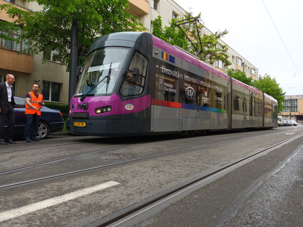 Bosch a dezvoltat un sistem anticoliziune pentru tramvaie la Cluj Un tramvai din România a fost dotat, în premieră, cu sistemul de avertizare la coliziune frontală care asistă vatmanii în situaţiile critice din trafic. Centrul de Inginerie Bosch din Cluj (CIBC) a echipat tramvaiul din flota Companiei de Transport Public (CTP) cu un sistem de avertizare la coliziune frontală dezvoltat de companie: Tram Forward Collision Warning (TFCW).