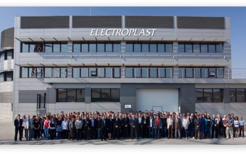 ROCA Industry, primul holding românesc de companii de materiale de construcții, deținut de ROCA Investments, urmărește să integreze în portofoliul său compania Electroplast.