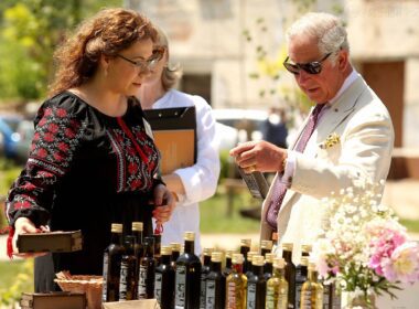 Uleiul presat la rece produs în micul sat clujean a devenit nelipsit de la mai toate dineurile regale care se organizează în România, iar familia Tulai a ajuns să fie invitată permanentă a Regelui Charles.