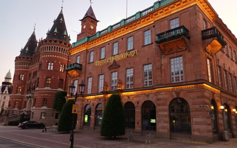 Ca să ajungi din Europa la Malmö, al treilea oraș ca populație al Suediei, cea mai bună variantă este… Danemarca.