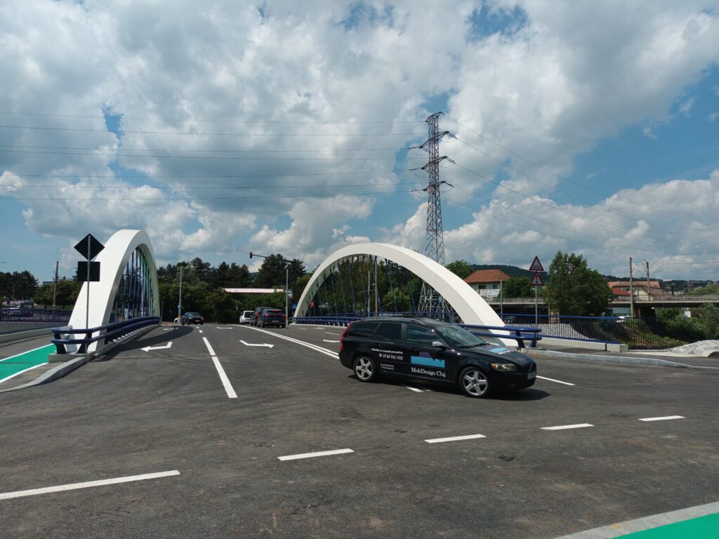 Podul Oașului – Răsăritului are patru benzi de circulație, pistă de biciclete, trotuare pietonale, sistem de semaforizare inteligent, marcaje aferente, iluminare plăcută de noapte, cu led. Îndeplinește toate standardele unui pod de nivel european.