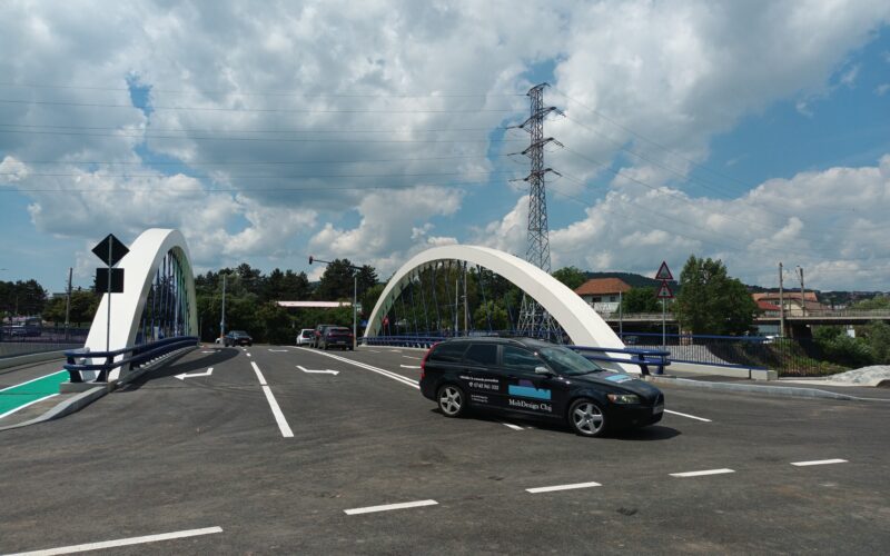 Podul Oașului – Răsăritului are patru benzi de circulație, pistă de biciclete, trotuare pietonale, sistem de semaforizare inteligent, marcaje aferente, iluminare plăcută de noapte, cu led. Îndeplinește toate standardele unui pod de nivel european.