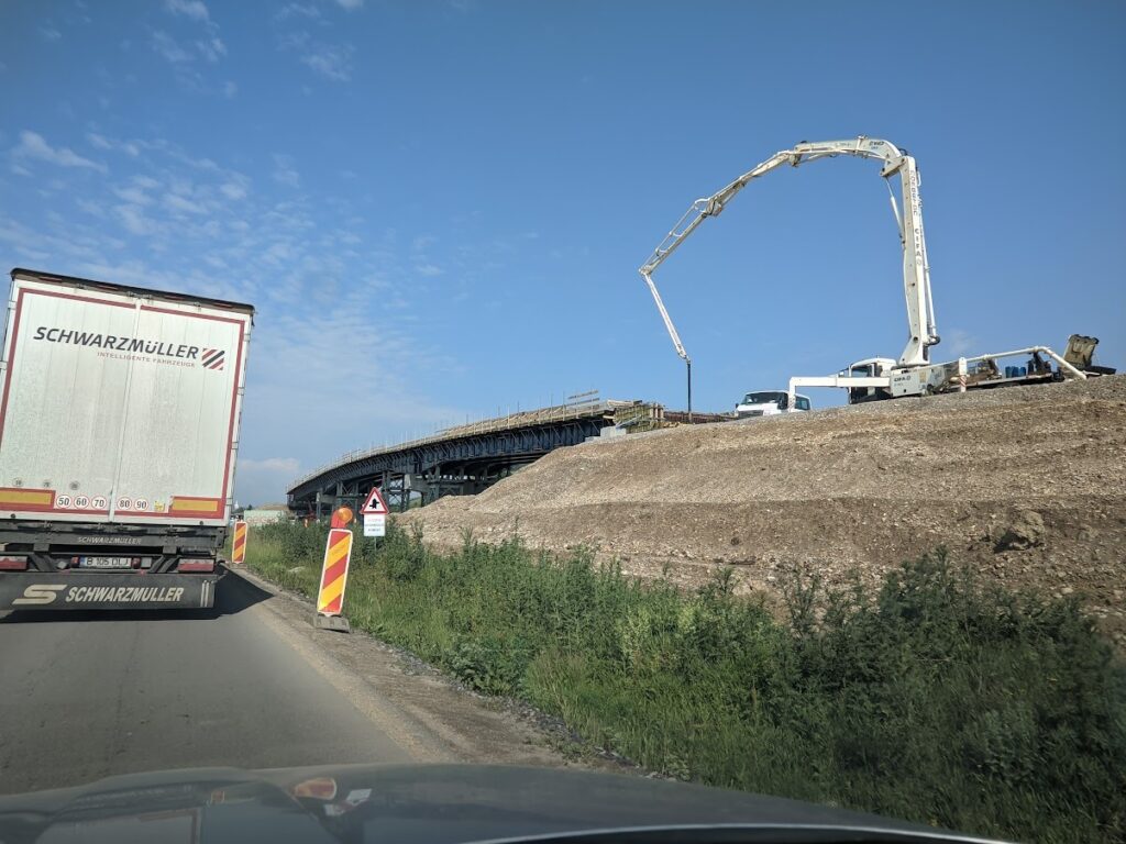 Marton Kodok, membru al Asociației Pro Infrastructură (API) a prezentat noutăți și imagini din zona drumului național de pe șantierul Strabag – Geiger al Autostrăzii Transilvania (A3).