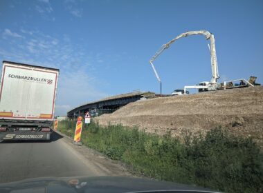 Marton Kodok, membru al Asociației Pro Infrastructură (API) a prezentat noutăți și imagini din zona drumului național de pe șantierul Strabag – Geiger al Autostrăzii Transilvania (A3).