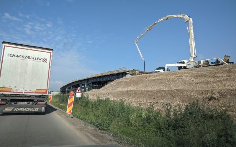 Marton Kodok, membru al Asociației Pro Infrastructură (API) a prezentat noutăți și imagini din zona drumului național de pe șantierul Strabag – Geiger al Autostrăzii Transilvania (A3).