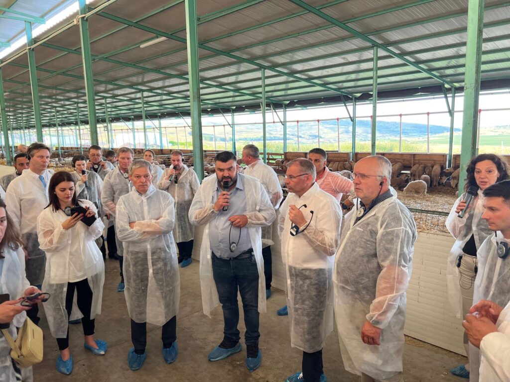 Europarlamentari străini și români din Comisia AGRI au vizitat mai multe ferme, au avut întâlniri cu reprezentanții autorităților locale și naționale, grupurile de acțiune locală, cu fermierii și producătorii de lactate și vin. 