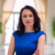 Majoritatea companiilor locale operează creșteri ale pachetului salarial, cele mai curajoase fiind firmele care transferă integral impactul inflației către client, susține expertul clujean în resurse umane Claudia Indreica.
