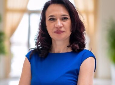 Majoritatea companiilor locale operează creșteri ale pachetului salarial, cele mai curajoase fiind firmele care transferă integral impactul inflației către client, susține expertul clujean în resurse umane Claudia Indreica.