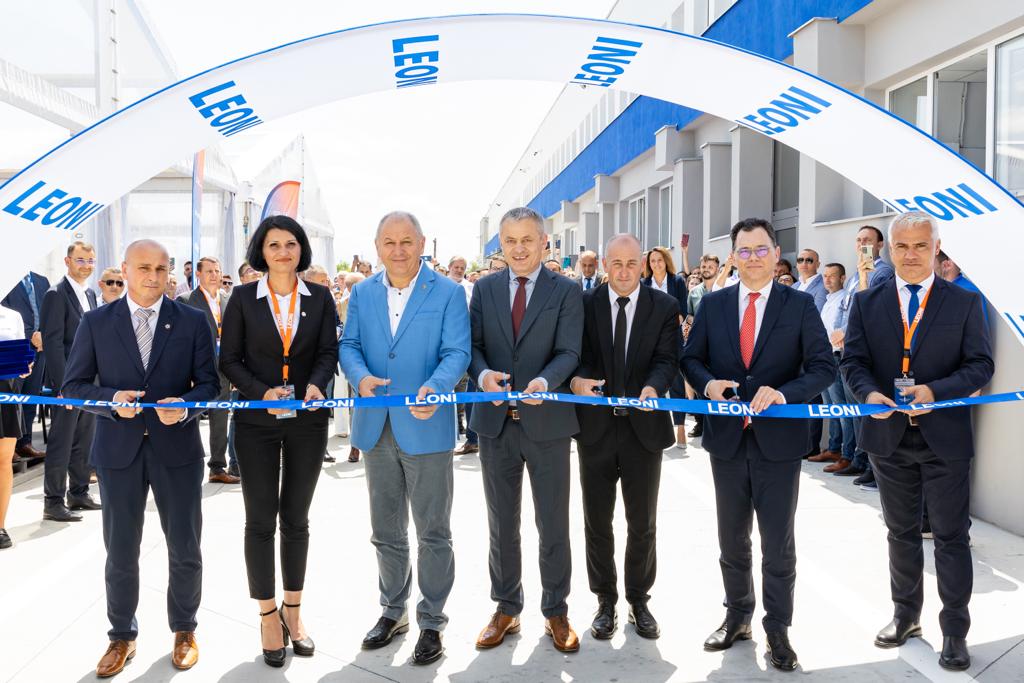 Fabrica LEONI a fost inaugurată pe 24 iunie 2023 în prezența reprezentanților Guvernului, Parlamentului, autorităților județene și locale.