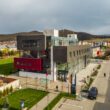 Chatbotul Scale a fost activat de primăria localității de lângă Cluj-Napoca în urma unui proiect-pilot derulat în parteneriat cu dezvoltatorul IT Holisun Baia Mare și cu ajutorul Transilvania Digital Innovation Hub (TDIH). 