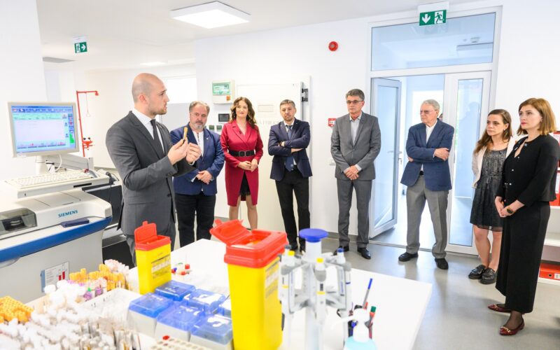 Am lansat Laboratorul Regina Maria Cluj (LRMC), cel mai mare laborator regional, cu tehnologie de ultimă generație, pentru rezultate sigure și rapide, primul pas către un diagnostic și un tratament corect”, anunță conducerea rețelei. 