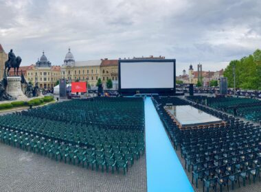 TIFF ia startul vineri, 9 iunie, printr-o gală la care sunt așteptați 3.000 de spectatori. Actorii Timothy Spall, Geoffrey Rush, Darko Peric și regizorii Oliver Stone și Michel Franco sunt invitații speciali ai evenimentului