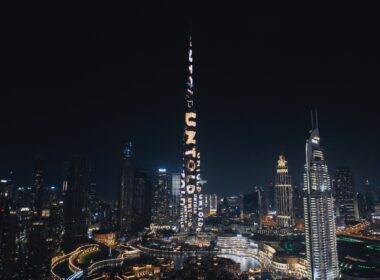 Pentru a marca debutul în orașul viitorului, Untold și artistul Armin Van Buuren au stabilit două recorduri mondiale, pe cea mai cunoscută clădire din lume, Burj Khalifa, simbol al orașului Dubai: un show live la cea mai mare înălțime realizat vreodată pe cea mai înaltă clădire de pe planetă și folosirea în timpul show-ului a celui mai mare ecran led din lume.