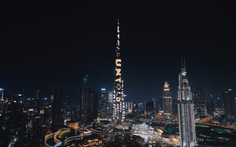 Pentru a marca debutul în orașul viitorului, Untold și artistul Armin Van Buuren au stabilit două recorduri mondiale, pe cea mai cunoscută clădire din lume, Burj Khalifa, simbol al orașului Dubai: un show live la cea mai mare înălțime realizat vreodată pe cea mai înaltă clădire de pe planetă și folosirea în timpul show-ului a celui mai mare ecran led din lume.