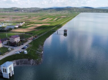 În căutare de noi aventuri pe meleaguri din Țara Silvaniei, am ales comuna Vârșolț, unde, pe lângă o tradiție veche a vinului, se practică pescuitul sportiv pe cel mai întins lac de acumulare din județ.