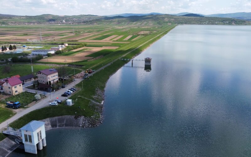 În căutare de noi aventuri pe meleaguri din Țara Silvaniei, am ales comuna Vârșolț, unde, pe lângă o tradiție veche a vinului, se practică pescuitul sportiv pe cel mai întins lac de acumulare din județ.