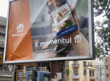 Biroul Roman de Audit Transmedia (BRAT) lansează noile rezultatele ale Studiului de Audiență OOH (SAO) care măsoară audiența panourilor publicitare stradale statice și digitale și profilul acestei audiențe pentru perioada martie 2022 – februarie 2023.