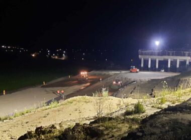 Având în vedere că nu doar Strabag trebuie lăudată pe un lot unde și Geiger Transilvania este executant, am decis să dedicăm reportaje și despre Geiger, cu imagini nocturne de pe lotul Chețani - Câmpia Turzii al A3, având la modă reacții care susțin “portocală mecanică” (UMB).