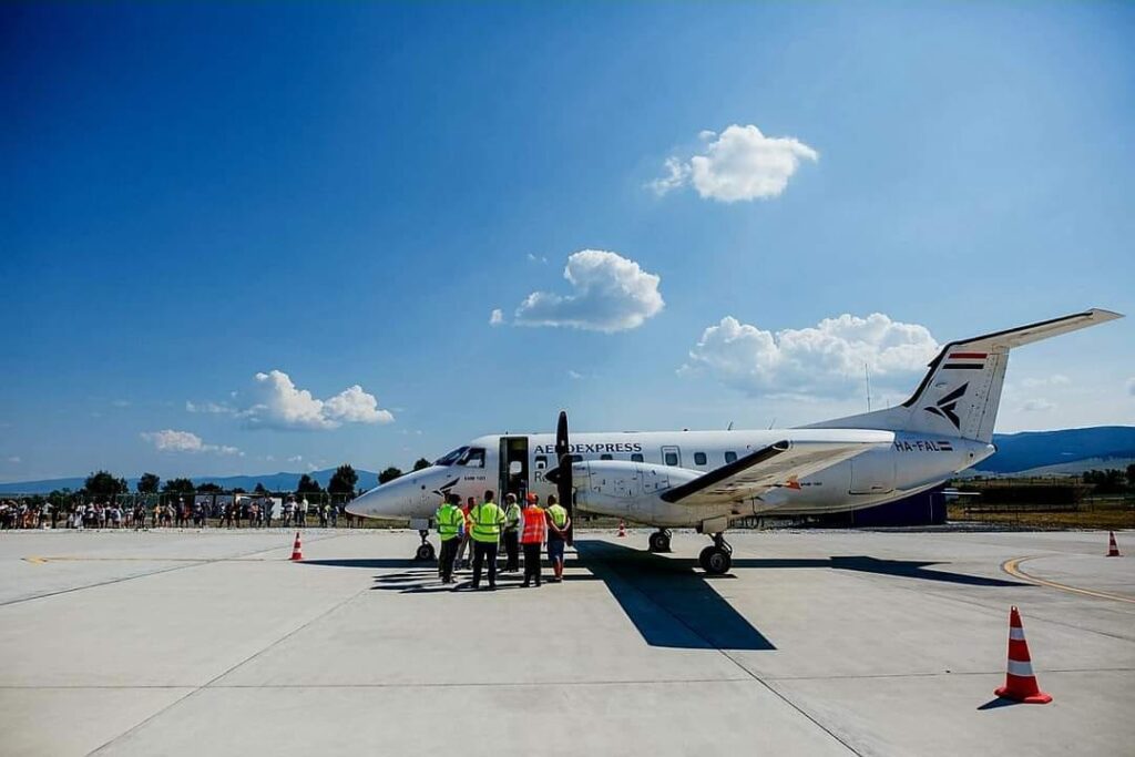 Un Embraer EMB-120 Brasilia a fost primul avion comercial care a aterizat pe Aeroportul Remetea, nou construit în județul Harghita.