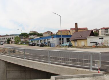 În cadrul proiectului de investiții care vizează modernizarea coridorului de mobilitate urbană, axa est-vest, străzile Avram Iancu - Corneliu Coposu, podul de pe artera din urmă a fost demolat, fiind construit altul de către societatea Avril. 